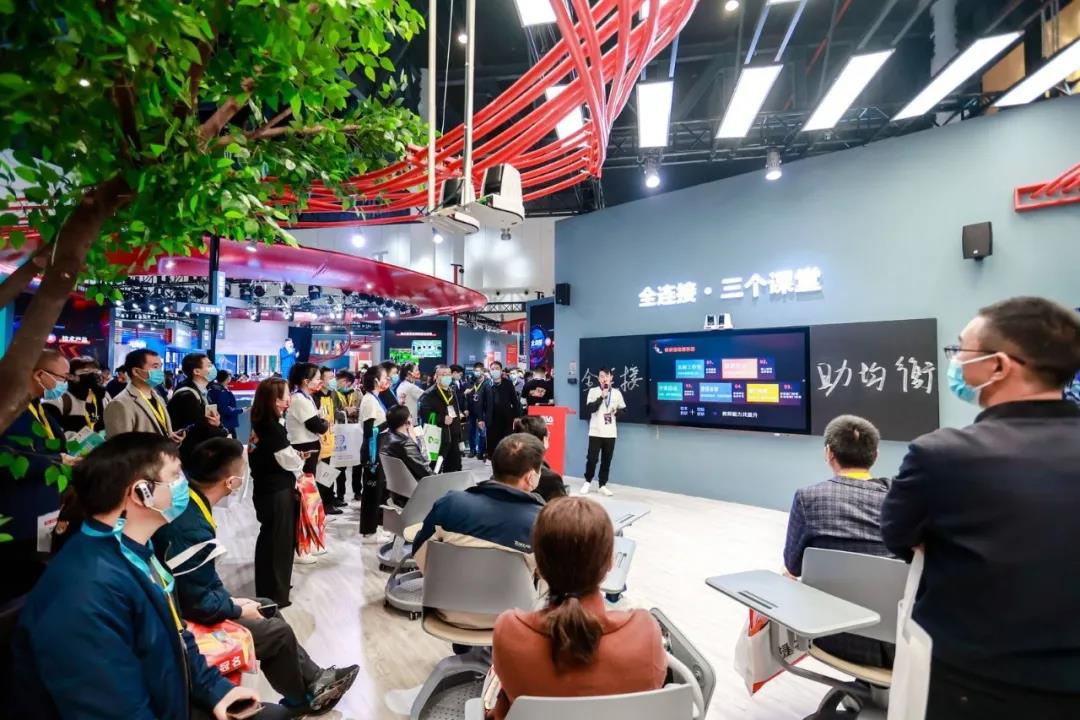 奧威亞獨(dú)家冠名第80屆教裝展，“全連接”理念驚艷登場(chǎng)