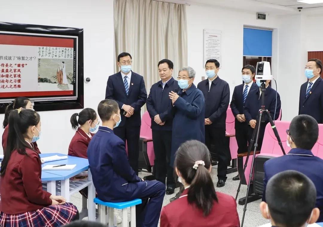 奧威亞在新疆丨兵團(tuán)一中這節(jié)遠(yuǎn)程互動課，陳寶生部長高度贊譽(yù)